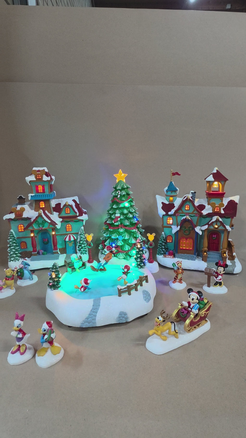 Disney Holiday Village 13-Delige set met schaatsbaan