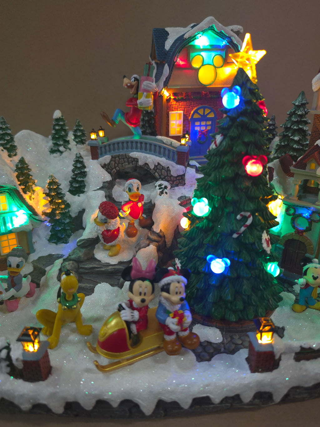 Disney holiday village 60cm