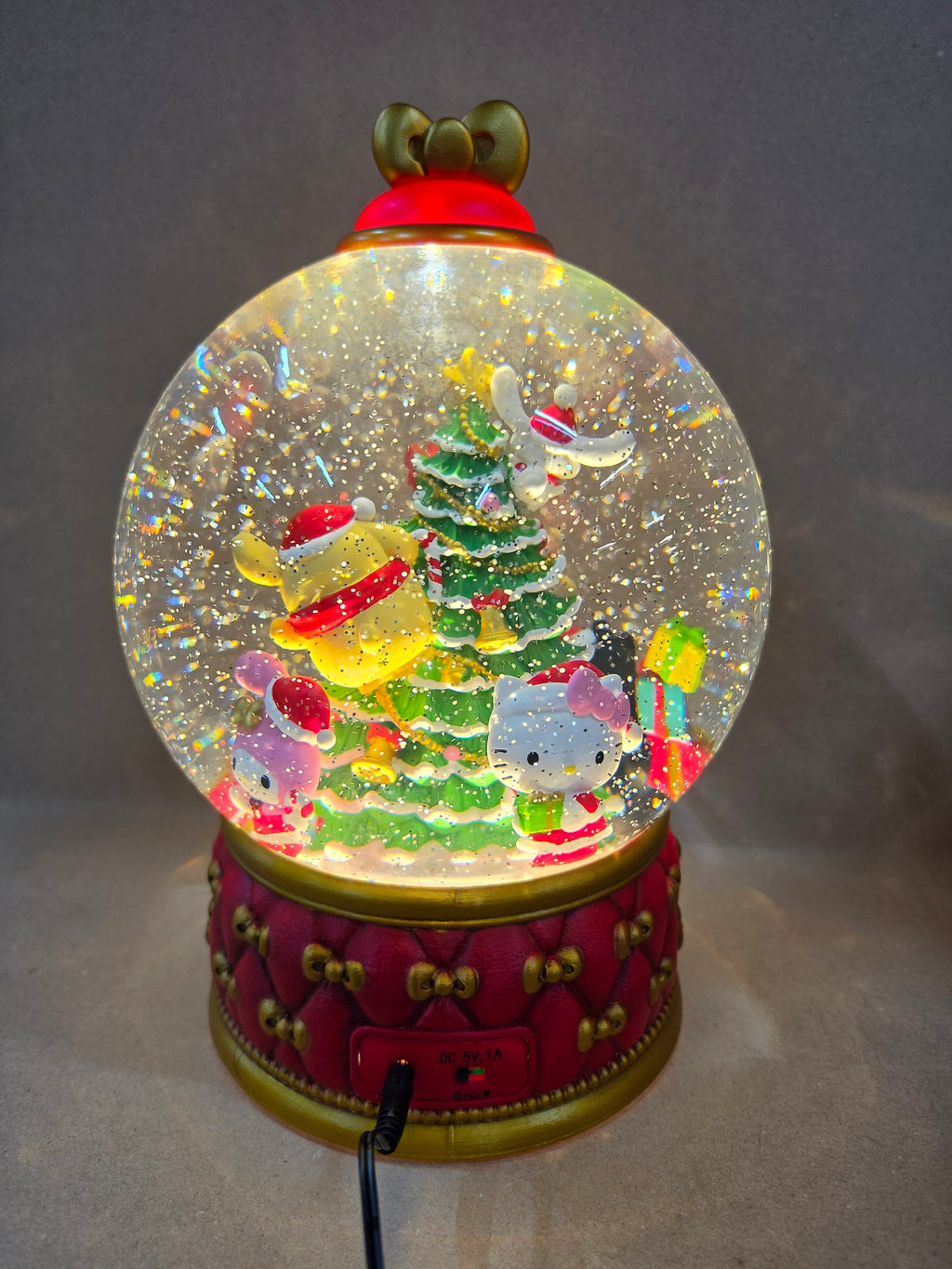 Disney Hello Kitty snowglobe spinning