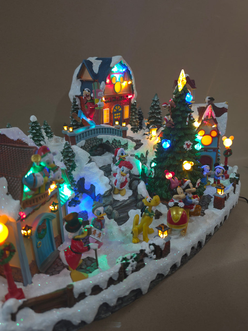 Disney holiday village 60cm