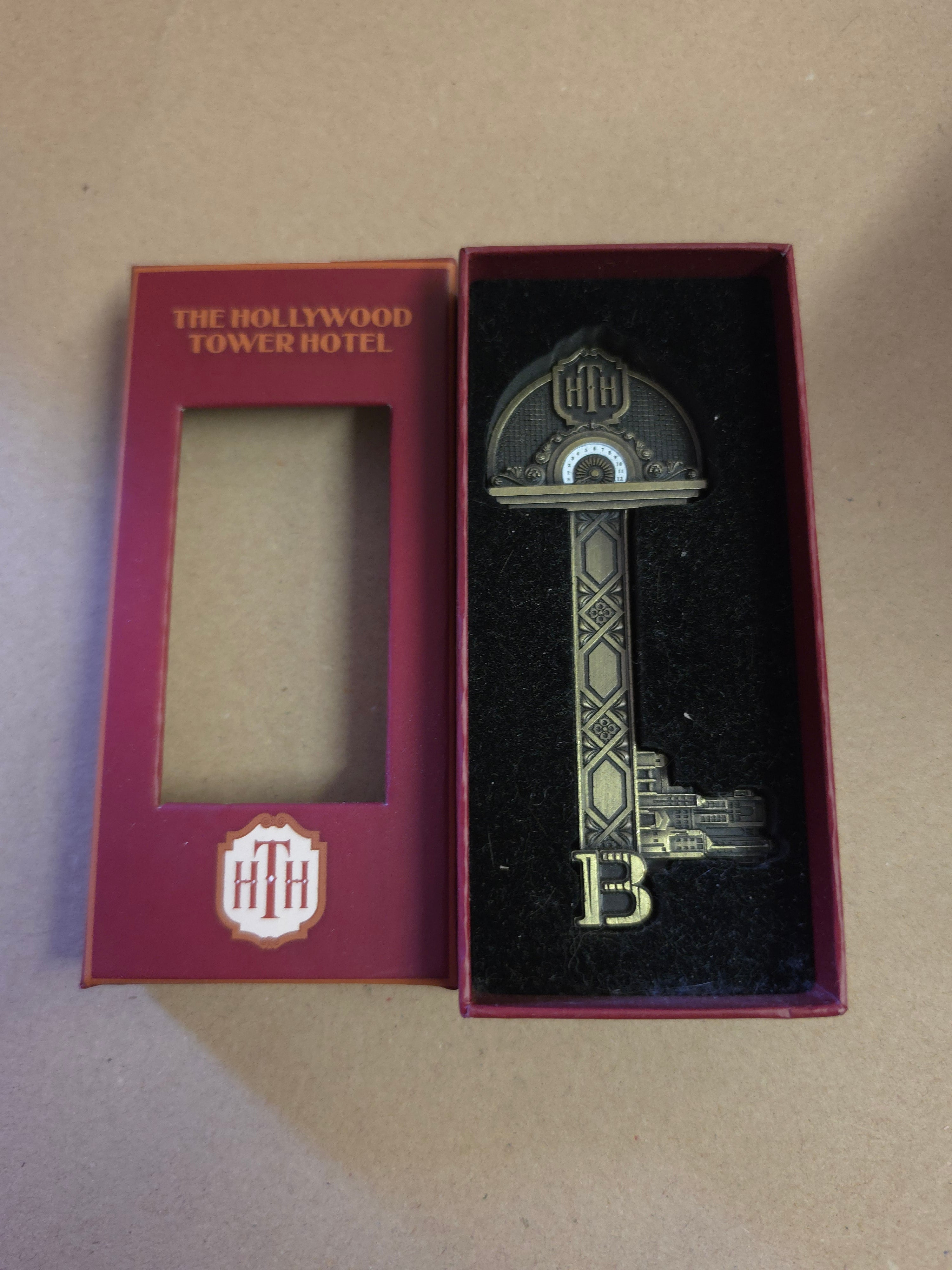 The hollywood tower hotel sleutel