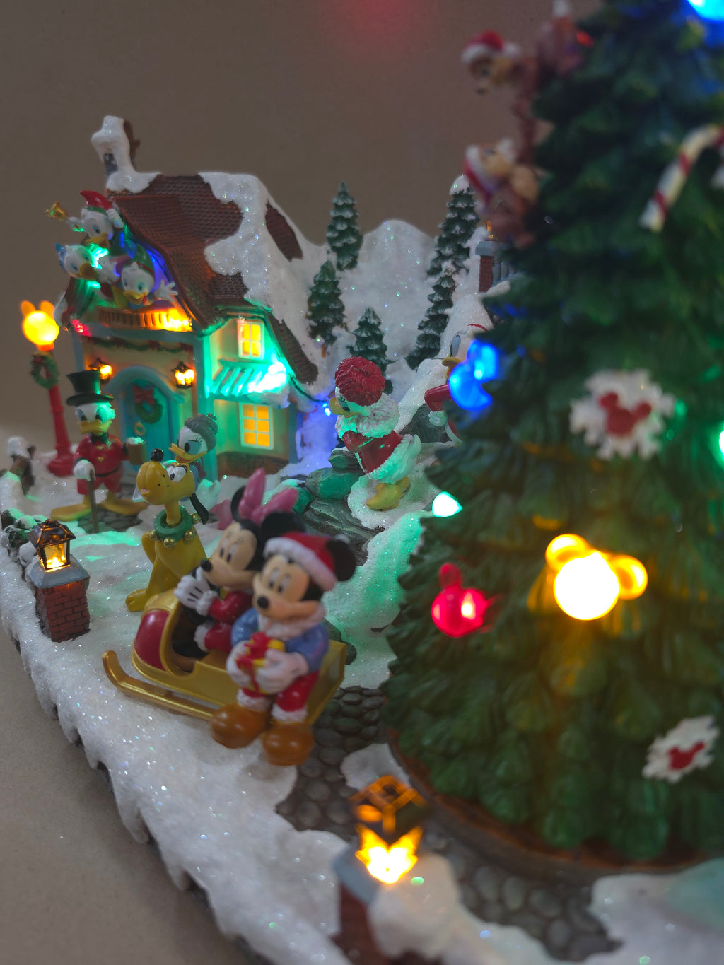 Disney holiday village 60cm