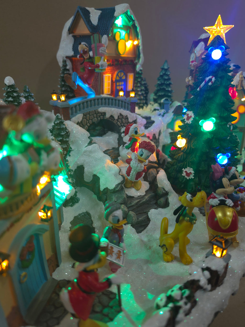 Disney holiday village 60cm