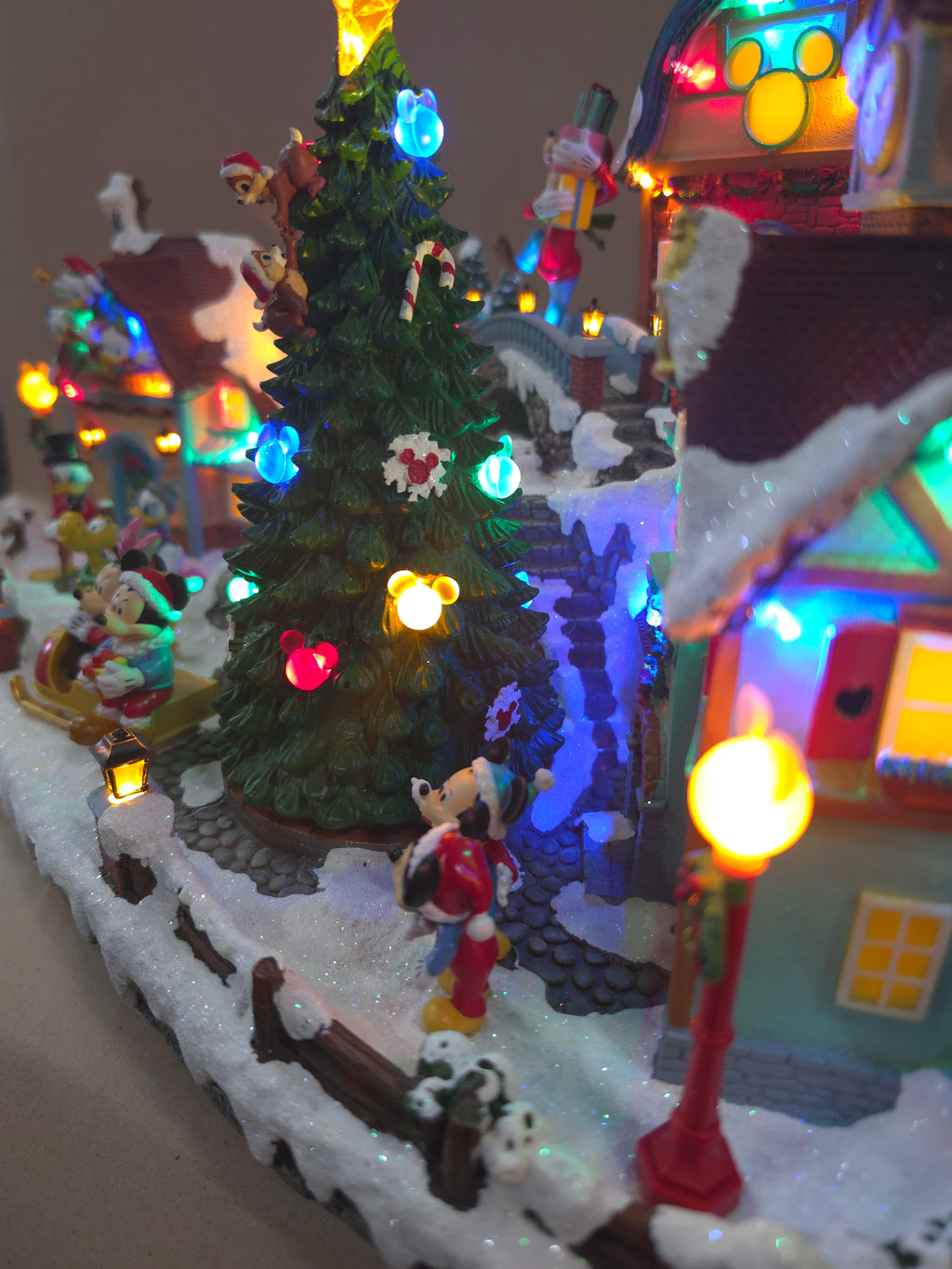 Disney holiday village 60cm