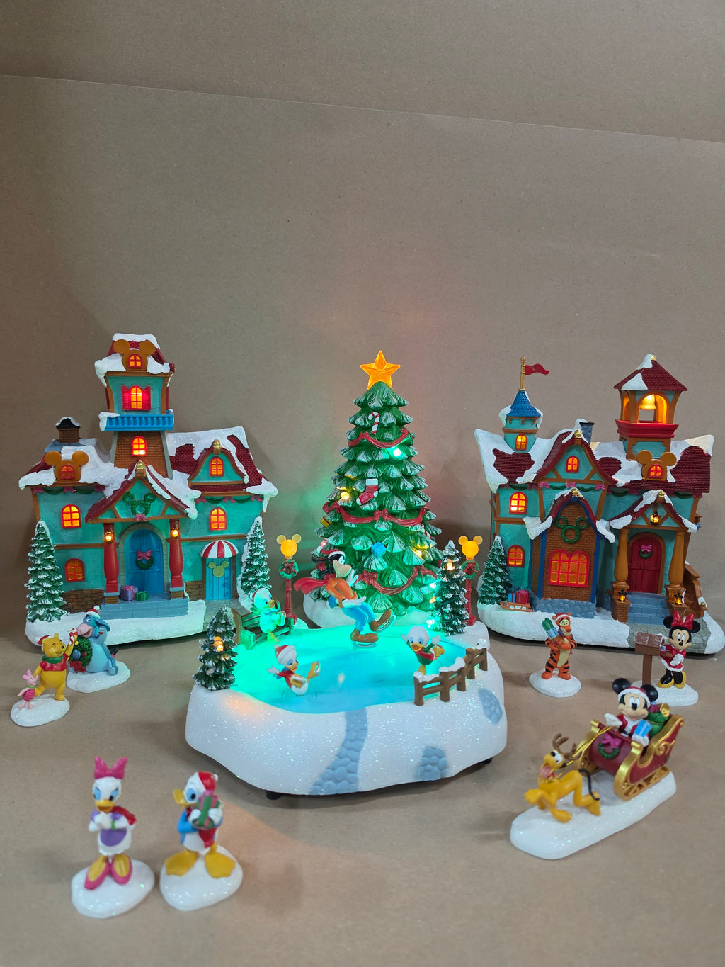 Disney Holiday Village 13-Delige set met schaatsbaan