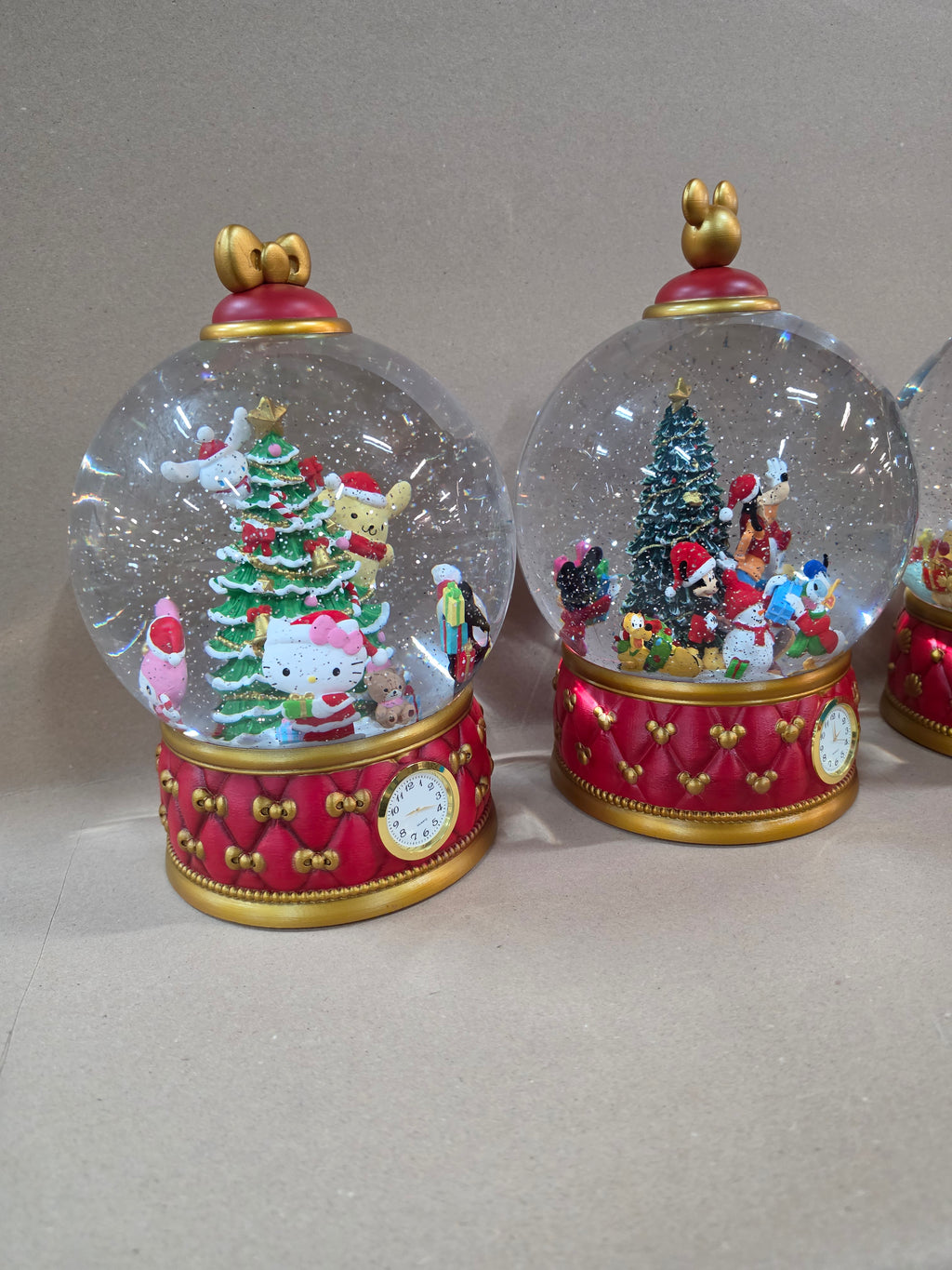 Disney Hello Kitty snowglobe spinning