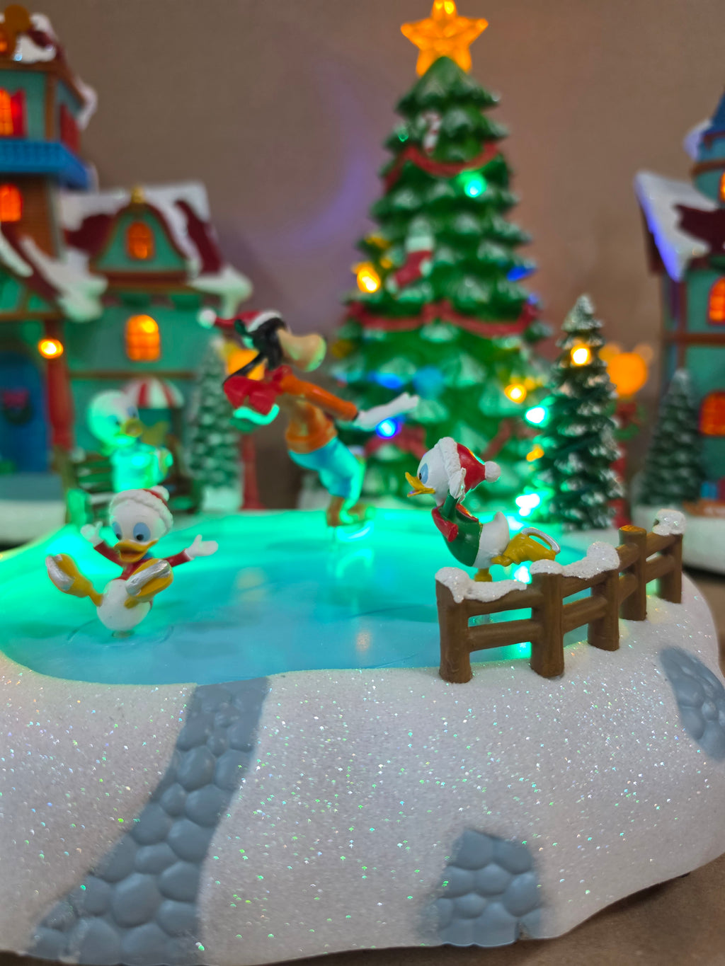 Disney Holiday Village 13-Delige set met schaatsbaan