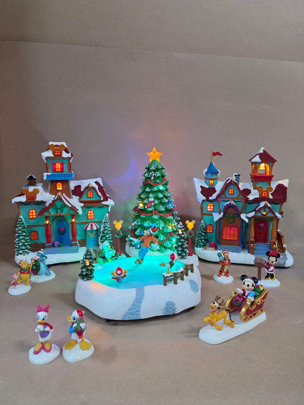 Disney Holiday Village 13-Delige set met schaatsbaan