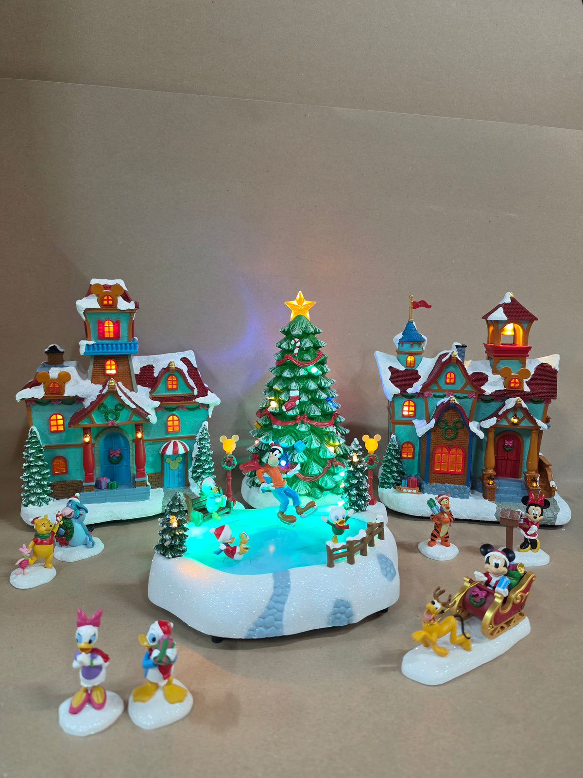 Disney Holiday Village 13-Delige set met schaatsbaan