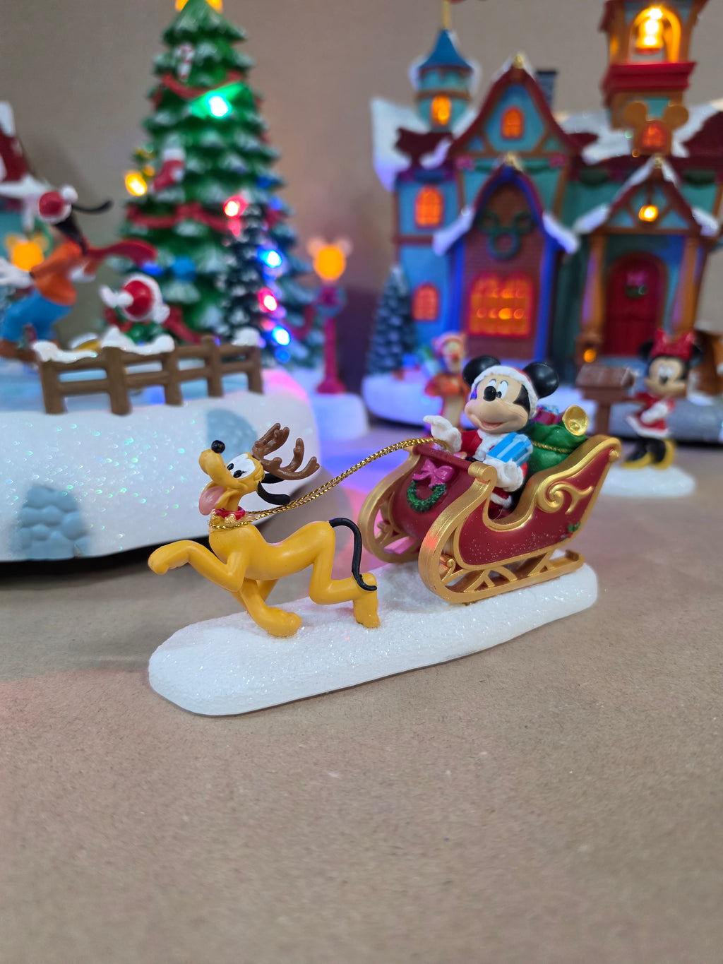 Disney Holiday Village 13-Delige set met schaatsbaan